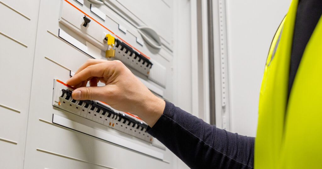 Electricista Experto Revisando Un Tablero El Ctrico Industrial 1024x538